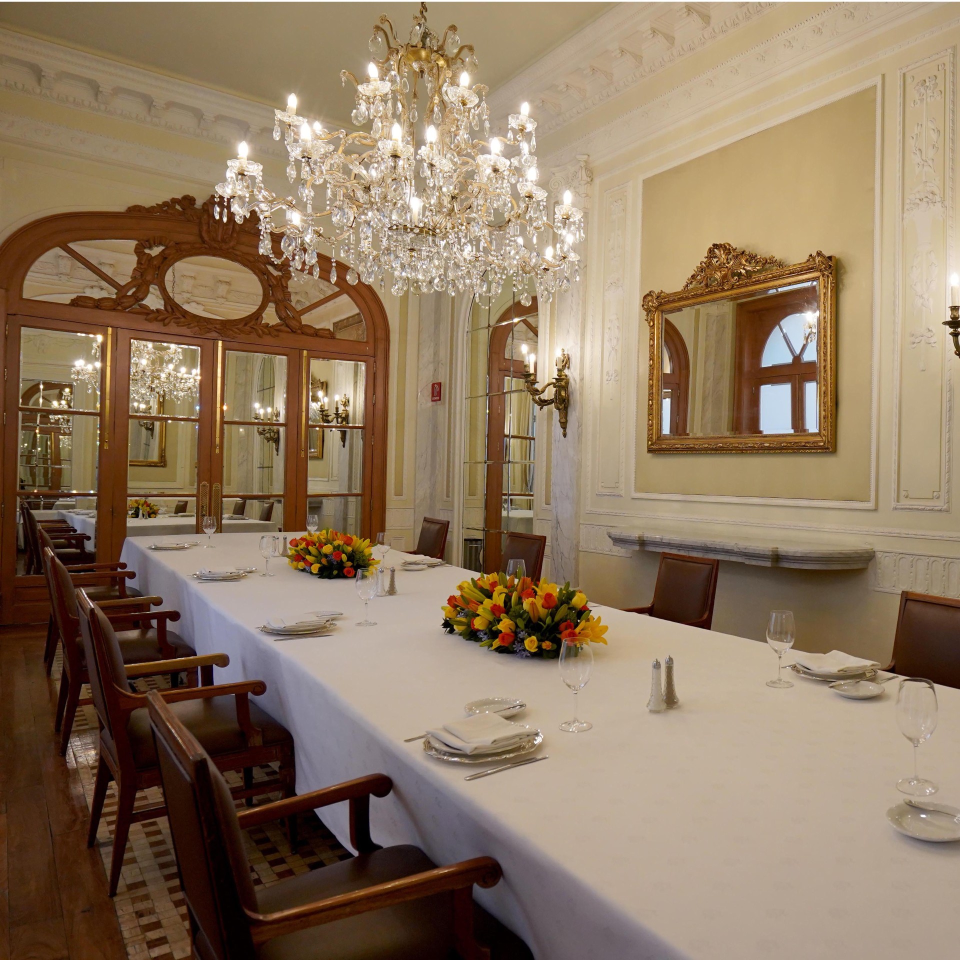 Salón Antiguo de Socios, panelled members' lounge with warm lighting