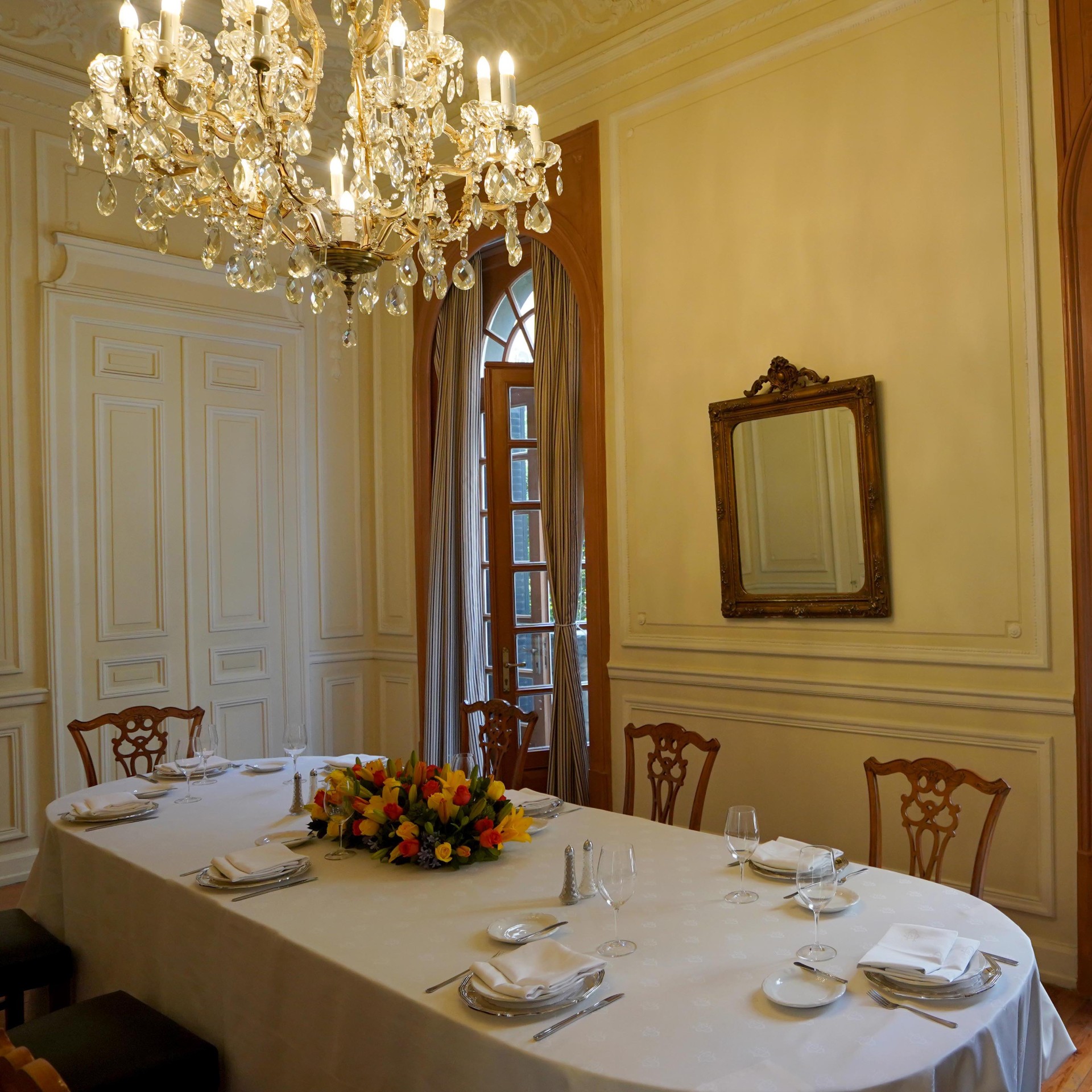 Salón Chippendale, English mahogany salon