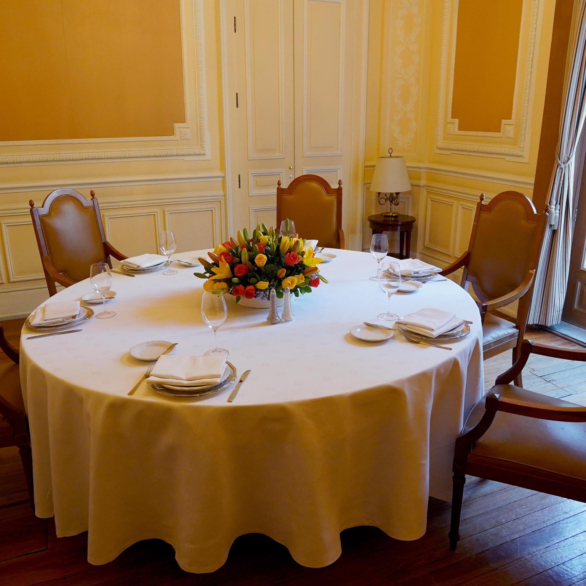 Salón Colonial, colonial revival room with dark beams