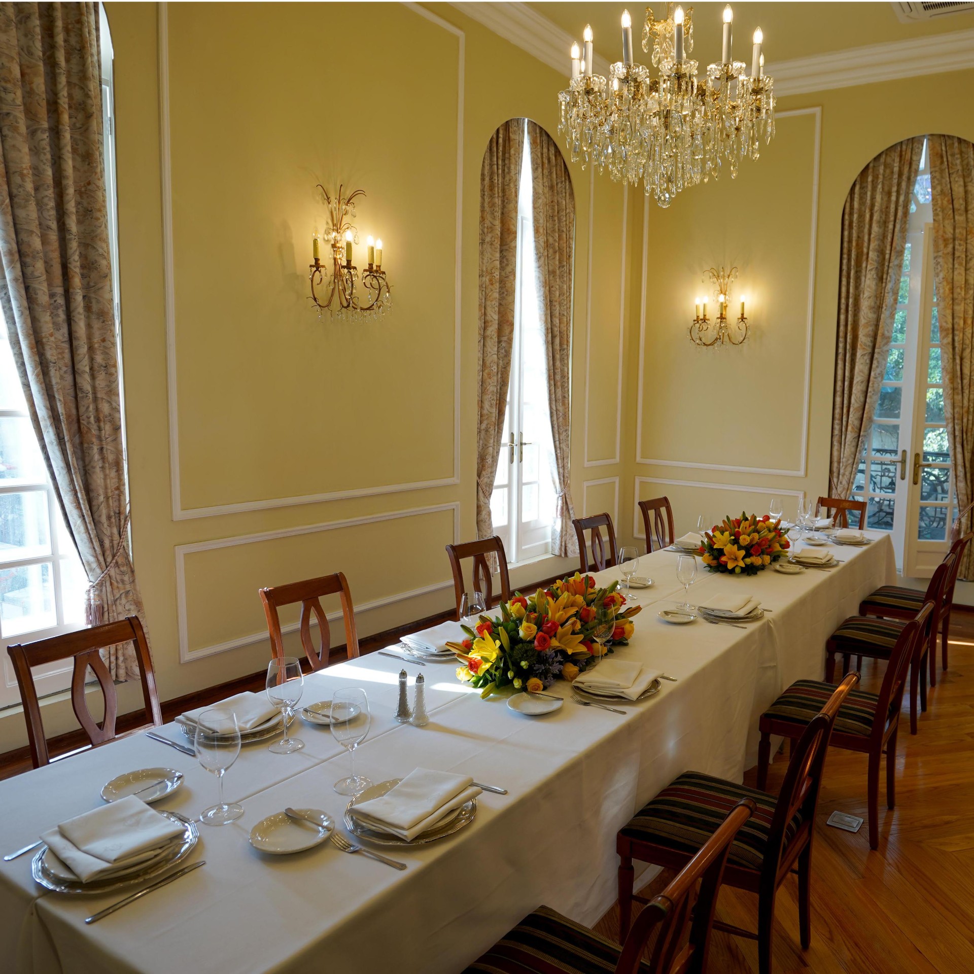 Salón Lucerna, ivory walls and tall daylight windows